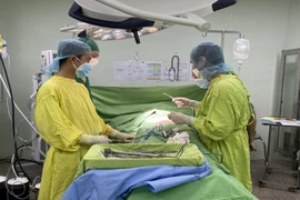 Nghiện rượu 10 năm, thanh niên 28 tuổi tự đâm thấu bụng