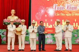 Thủ tướng Phạm Minh Chính thăm, chúc Tết cán bộ, chiến sĩ Công an TP Cần Thơ