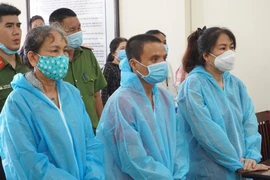 Bất ngờ phiên xử vợ cán bộ biên phòng buôn lậu