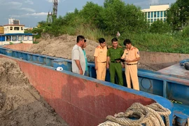 Cần Thơ phát hiện 2 sà lan vận chuyển cát không rõ nguồn gốc