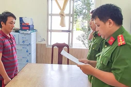 Khởi tố người đàn ông làm giả giấy chứng nhận quyền sử dụng đất lừa tiền
