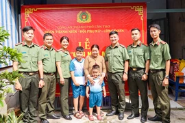 Công an Cần Thơ bàn giao 'Căn nhà mơ ước' cho 2 trẻ mồ côi cha do COVID-19