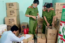 Bị tạm giữ vì bán số lượng lớn dầu nhớt giả nhiều thương hiệu nổi tiếng