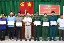 Khen thưởng 6 công dân cứu 40 người tháo chạy khỏi casino ở Campuchia