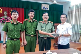 2 chiến sĩ nghĩa vụ Công an Vĩnh Long trả lại 350 triệu đồng cho người đánh rơi