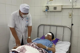 10 phút cứu người đàn ông bị tường đè nguy kịch