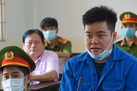 Bị chém suýt chết vì nửa đêm cầm búa xông vào nhà người khác