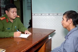 Bị bắt theo lệnh truy nã khi đang đi ăn xin