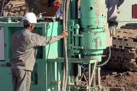Các chuyên gia đến hiện trường hỗ trợ việc cứu hộ bé trai bị mắc kẹt trong trụ bê tông