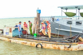Cần Thơ: Phát hiện tàu chở 4.200 lít dầu DO không hoá đơn trên sông Hậu