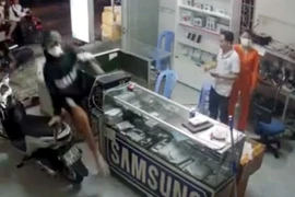 Bắt 2 thanh thiếu niên đuổi chém một thiếu tá công an 