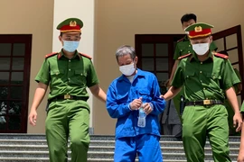 Tiêm thuốc trừ sâu vào người vợ vì nghĩ vợ không thương mình