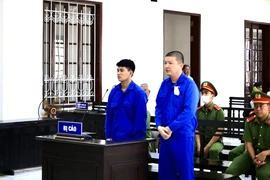 Có súng trong tay là coi trời bằng vung