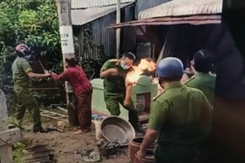An Giang thông tin vụ ngăn cản thi công cầu, dùng giẻ tẩm xăng tấn công công an