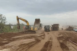 Cao tốc Mỹ Thuận – Cần Thơ vẫn còn thiếu cát 