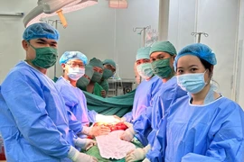 Cắt khối u nặng gần 4kg trong dạ dày cụ bà 75 tuổi