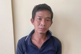 Xô ghế, dùng nón bảo hiểm đánh vào mặt CSGT ngay tại trụ sở