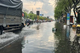 Đường phố Cần Thơ ngập nhưng người dân vẫn vui vì cơn mưa vàng giải nhiệt