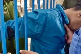 Đang dừng đèn đỏ thì bị người khác dùng vật nhọn tấn công