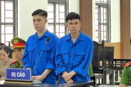 Mâu thuẫn trên mạng xã hội liền cầm súng, dao truy sát người trong đêm