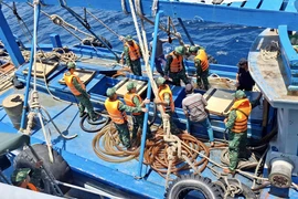 Biên phòng Trà Vinh phát hiện tàu chở 16.000 lít dầu không rõ nguồn gốc