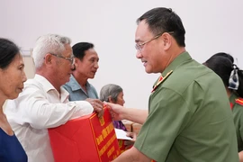 Bộ Công an tặng quà tết tại TP Cần Thơ