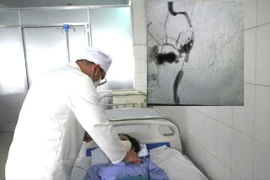 Thả 9 vòng xoắn kim loại cứu bệnh nhân ung thư vòm hầu xuất huyết nguy kịch