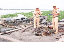Nhiều người trên 7 tàu hút cát nhảy xuống sông bỏ trốn khi gặp công an 