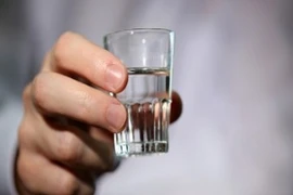 Kinh hoàng: Con bỏ chất độc cyanua vào rượu sát hại cha