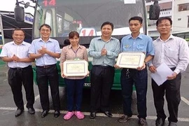 Trao bằng khen cho hai nhân viên xe buýt tử tế