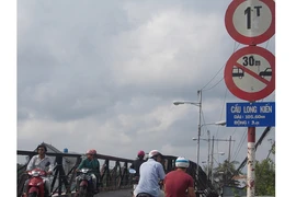 Hồi hộp qua cầu sắt cũ, chờ sập