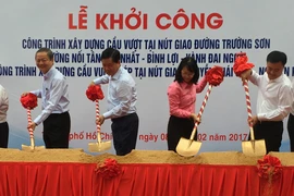 Khởi công hai cầu vượt 'giải cứu' sân bay Tân Sơn Nhất