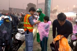 Phát áo mưa miễn phí cho dân qua hầm sông Sài Gòn