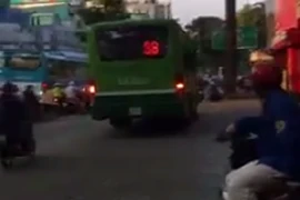 Đình chỉ tài xế lái xe buýt leo lề giữa trung tâm TP