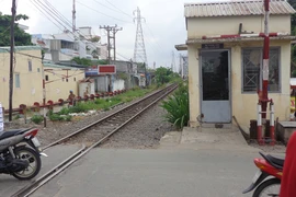 Vì gác chắn bé tẹo, cầu đường sắt Bình Lợi chậm tiến độ