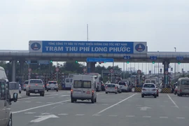 Xe ùn ùn về TP.HCM, trạm thu phí mở bung cửa