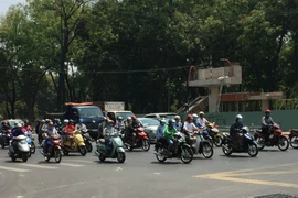 Cấm đường Hoàng Minh Giám để làm cầu đi bộ