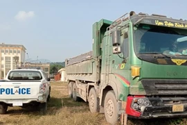 Bất tuân lệnh dừng, tài xế xe tải tông hỏng xe công vụ của CSGT