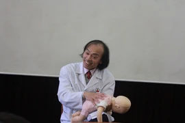 Hướng dẫn cách xử trí khi trẻ bị hóc dị vật