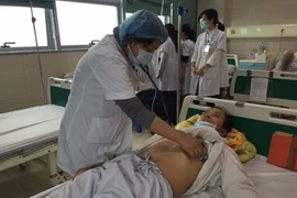 Tưởng bị ho hóa ra hóc hạt hồng xiêm 