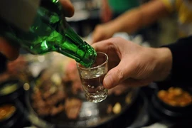 Pha màu 'đánh dấu' cồn công nghiệp tránh ngộ độc rượu