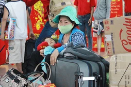 Khách vật vờ ở ga Sài Gòn đợi tàu, mua vé