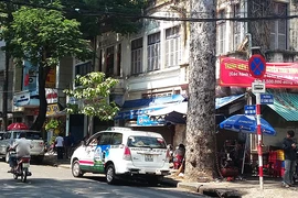 Bí thư Thăng chỉ đạo đặt biển cấm, ô tô vẫn ngang nhiên đậu