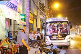 Xe khách vẫn 'lộng hành' trên đường cấm