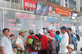 Ùn tắc ở Kinh Dương Vương, đường về miền Tây trắc trở