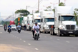 Container 'tung hoành' ở đường song hành Xa Lộ Hà Nội