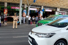 Taxi không có phù hiệu còn chèo kéo khách ở sân bay