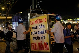 Chạy nháo nhào khi phố ăn nhậu vỉa hè bị dẹp