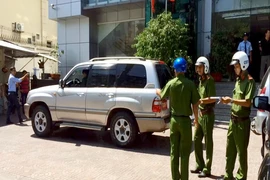 Quận 3 phạt 3 ô tô biển số đỏ đậu chiếm vỉa hè