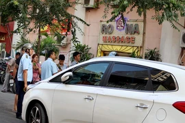 Ông Hải đang xử lý vi phạm vỉa hè của một tiệm massage